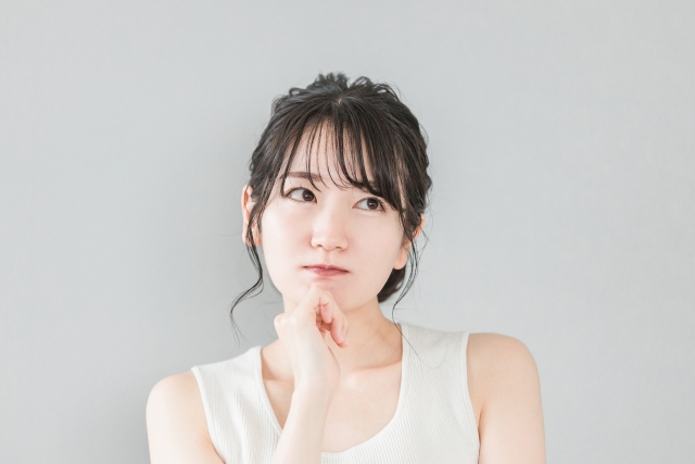 悩む女性　考える女性